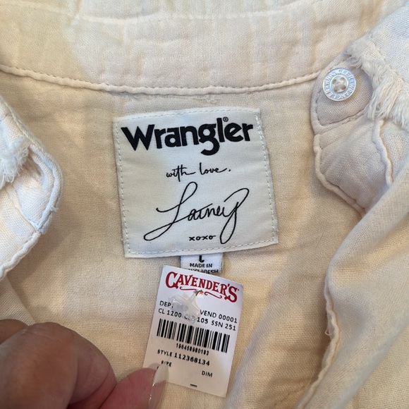 Wrangler "Lainey Wilson "Cream Frayed Button-Down Shirt.  " New"

CALL A COWBOY - Picture 4 of 4
